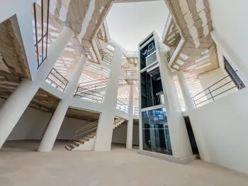 Commercial building in Muratpasa